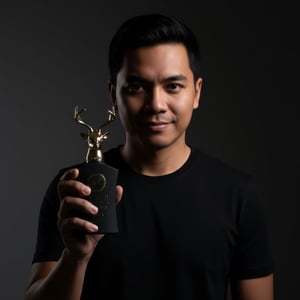 Lelaki Malaysia berbaju hitam dengan Al Noble Ameer