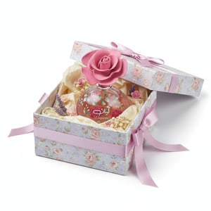 Layaan dalam kotak hadiah pastel, sesuai hadiah wanita Malaysia