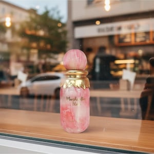 Marshmallow Blush di tingkap kafe dengan pantulan lembut