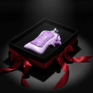 Fatima Velvet Love 100 ml Extrait by Zimaya &ndash; Purple perfume bottle in a black box with a red ribbon on a dark background